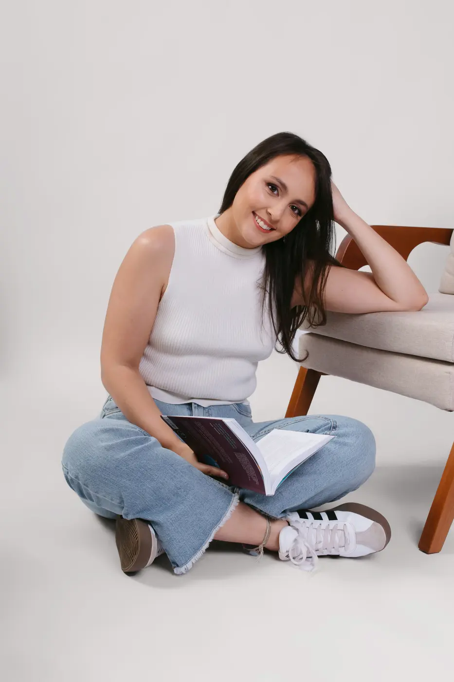 Marina Boraschi, psicóloga, sentada com um livro